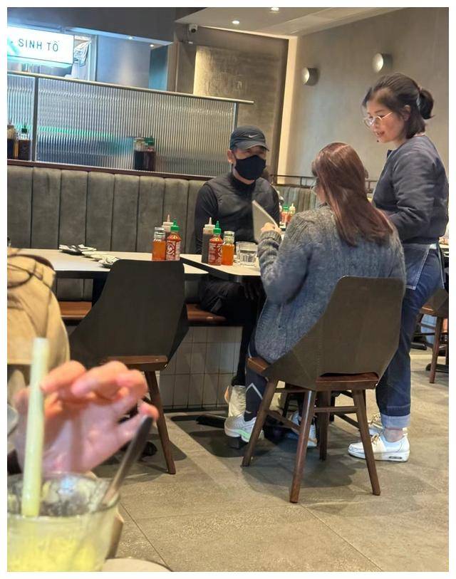 周润发吃饭被粉丝偶遇,主动让出c位合影,超感动!_生活_健身_明星