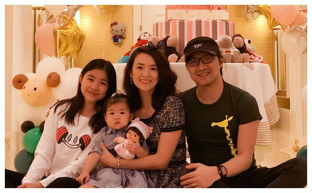 汪峰女儿时尚晒美照,成熟穿搭眼神犀利,章子怡育儿得心应手.