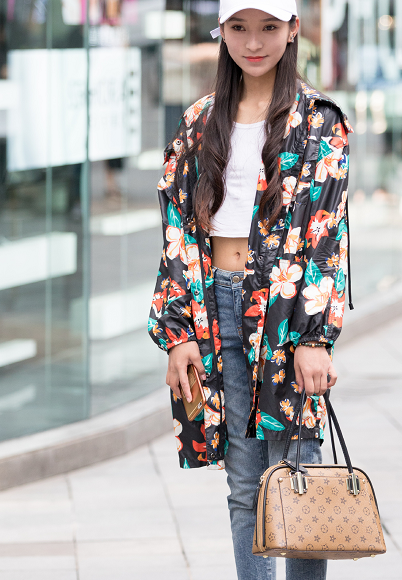 只有信心十足的女人,才敢把露脐装穿上街头_美女_姐姐_运动