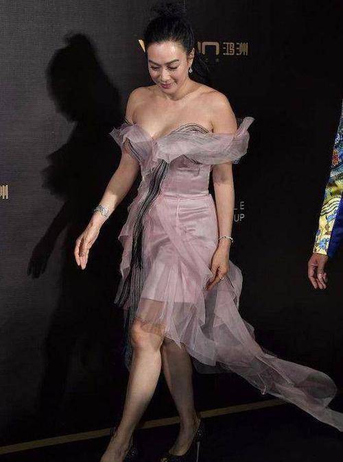 人老都是必然的,钟丽缇却一味的扮嫩,一抬手就尴尬了!