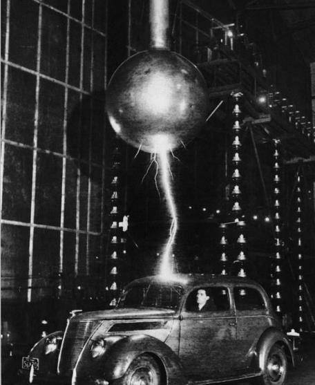 汽车公司还会很贴心地进行电击测试,就是防止日常开车途中被雷电击中