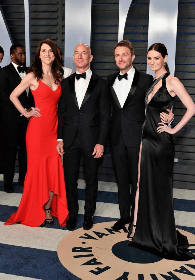 下嫁化学老师有夫妻相,赢贝佐斯51岁现任_麦肯齐_贝索斯_显得