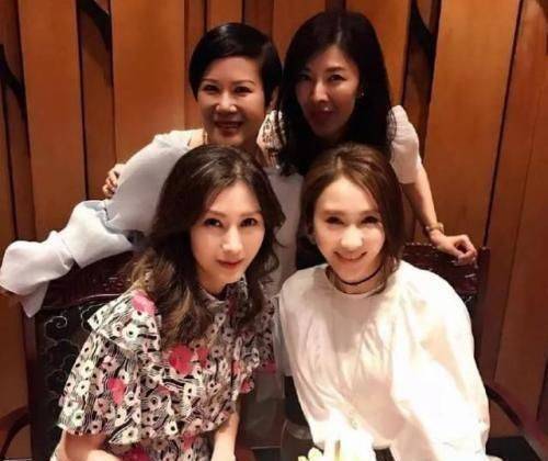 李嘉欣跟郑秀文合影,被衬的老腰又粗,但跟普通人比年轻又漂亮!