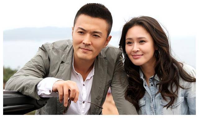 《门第》罗小贝扮演者于明加 地铁偶遇 看书美景 形象深入人心