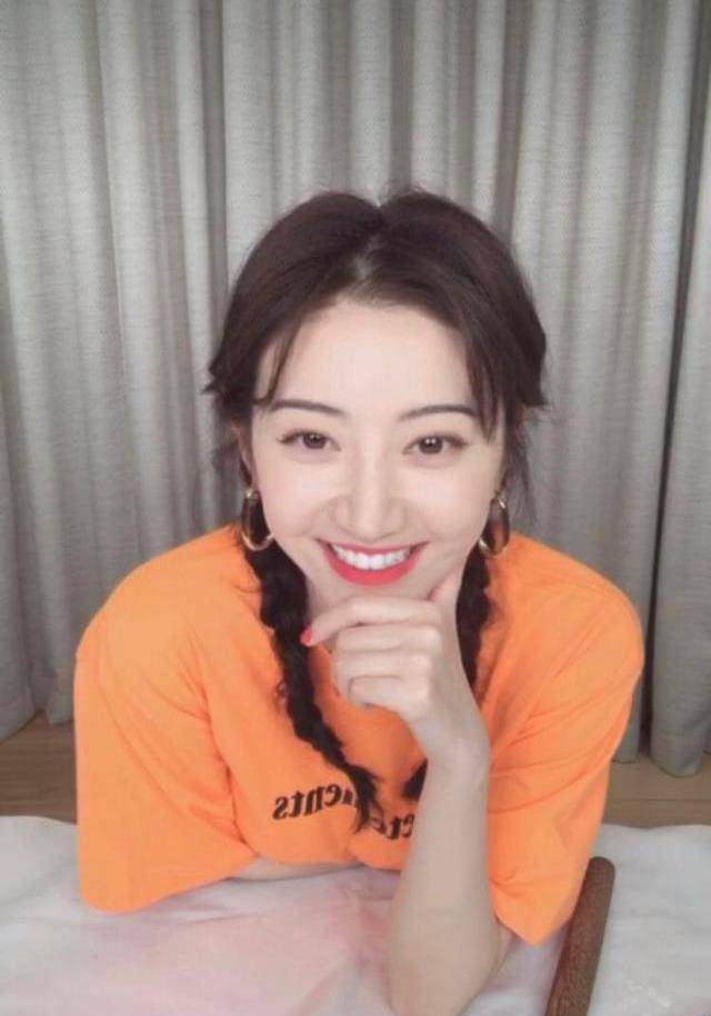 穿橙t配双马尾美回18岁,自拍神似杨蓉_时候_蛋奶酥_女神