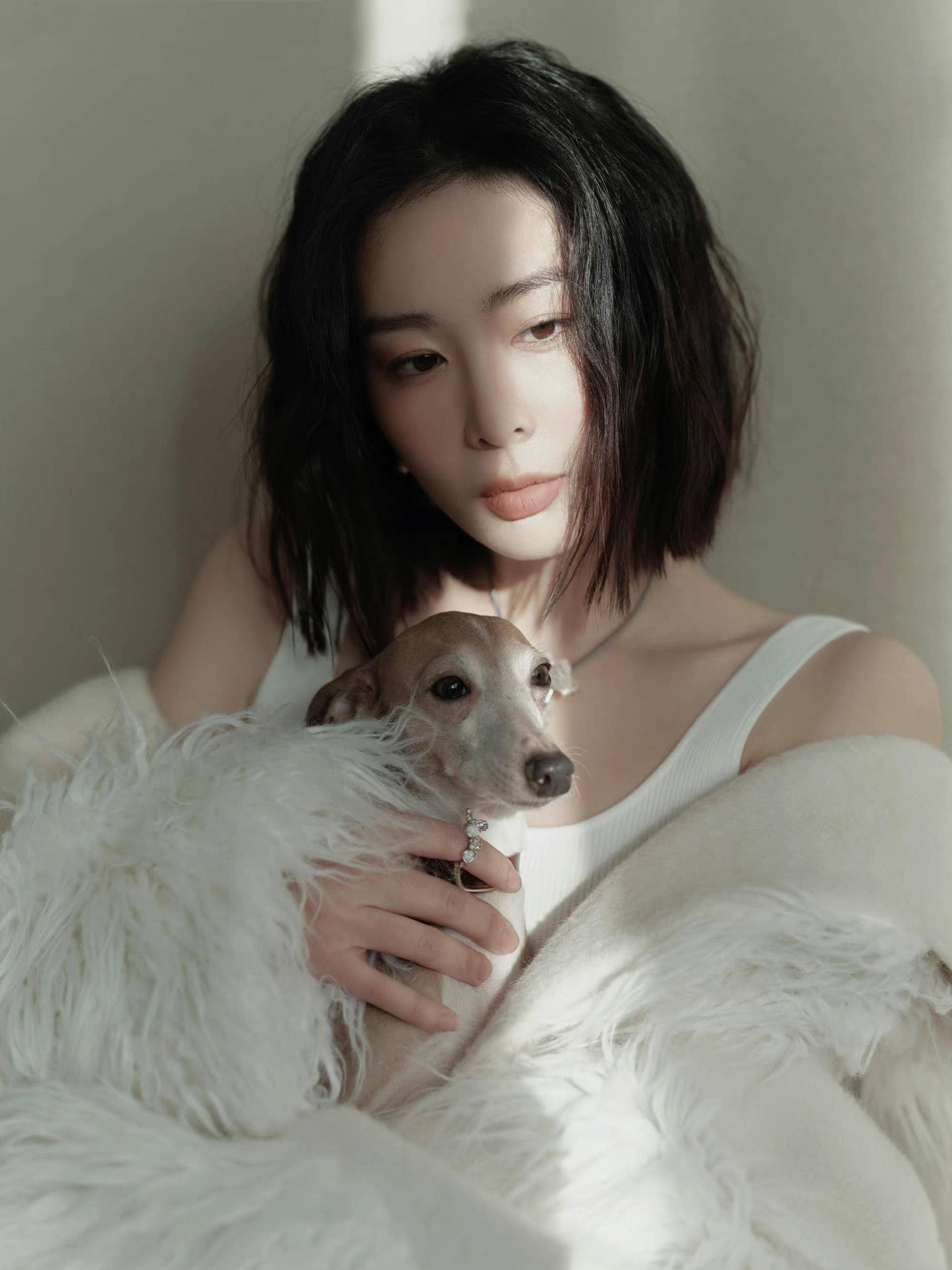 《狂飙》"大嫂"高叶一夜爆红,近日写真爆出 烈焰红唇尽显时尚