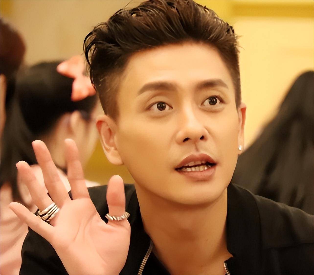 4位"行走的荷尔蒙",老戏骨刘奕君上榜,其余3位气质也不差