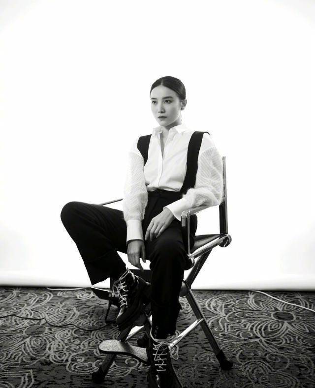 宋佳气场太强了,一袭干练西装亮相某活动,粉丝直呼最美小花!