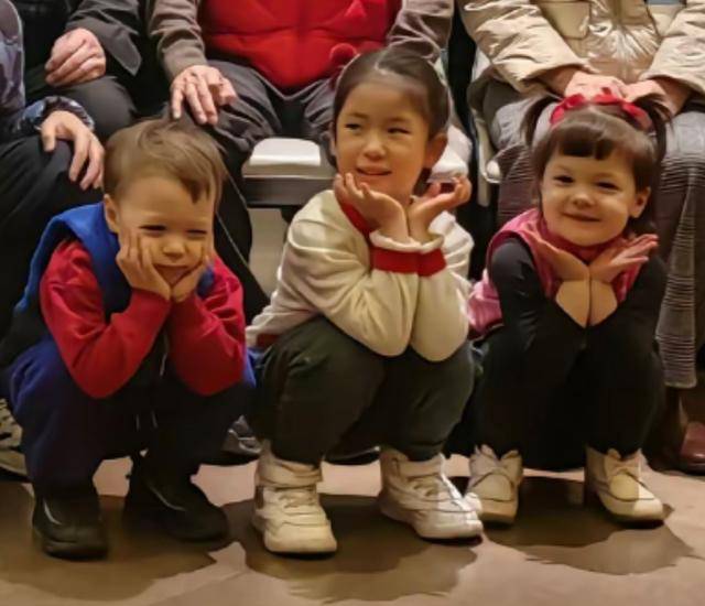 撒贝宁龙凤胎高清照曝光,女儿扎小辫很可爱,儿子帅气表情搞怪_孩子