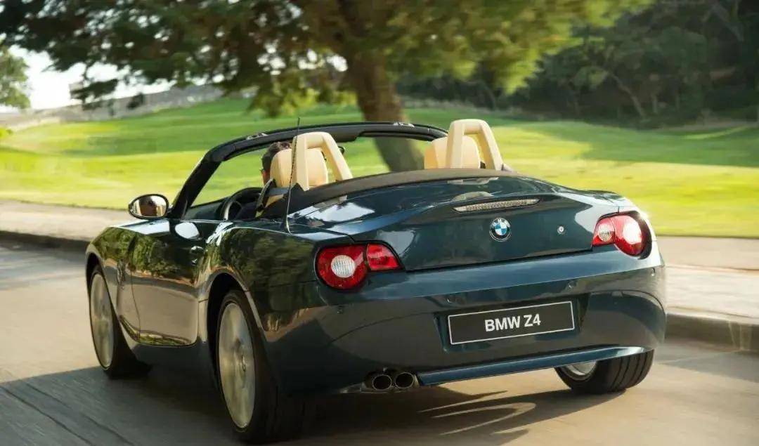 到了2002年的z4的时代,宝马有了z3,z8的经验,已经越来越明白市场需要