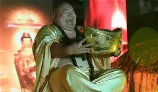 原创真人版弥勒佛受富婆供养到处敛财失去价值后惨遭抛弃