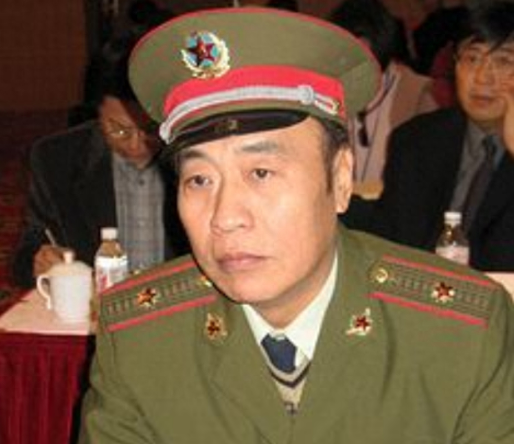 特型演员王伍福:这辈子只干一件事,与妻子恩爱46年惹女儿羡慕!