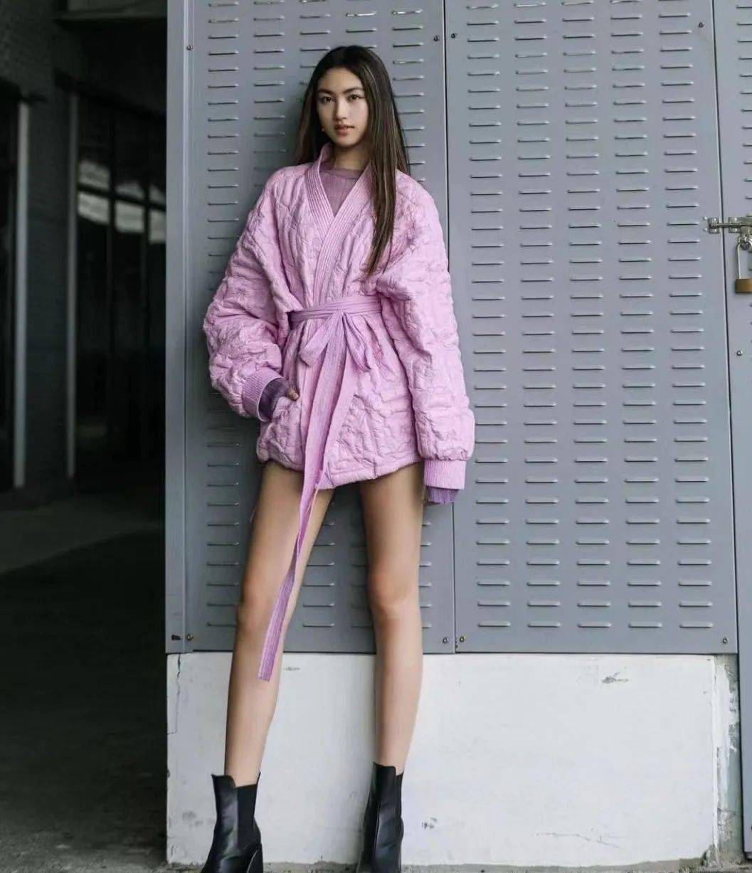 任达华女儿坐豪华游艇,穿紧身短裙大秀美腿,皮肤不白但很健康!