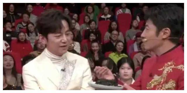 沙溢妆容惊艳，何炅送撒贝宁特产，琵琶行小品乐开怀。-沙溢表演的小品