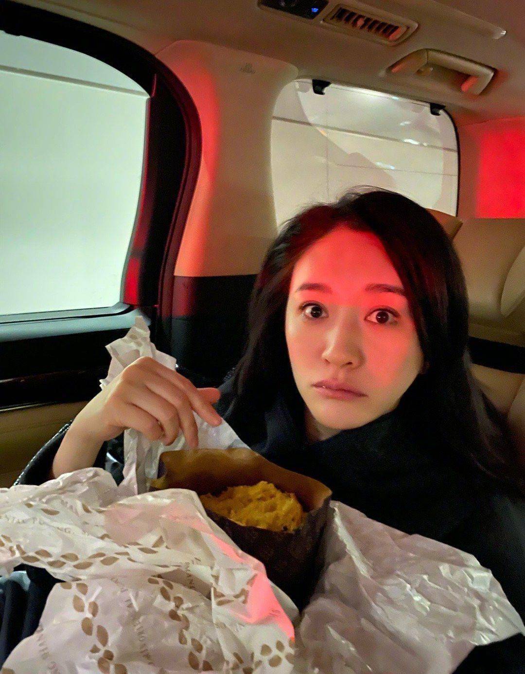 李小冉晒杀青照,40多岁确实不显老,就是素颜脖颈纹很明显!