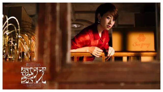 黄玲饰演的金凤凰老板娘则展现了嗔嗲的美,她的性感和动人让人无法