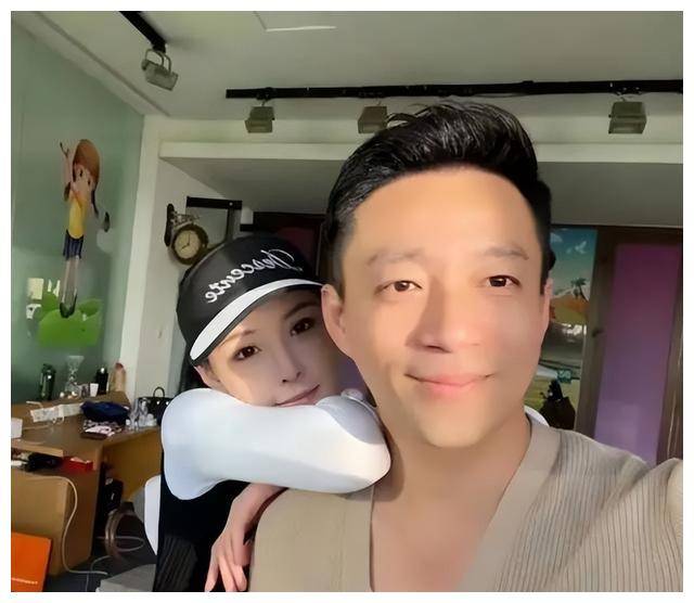 汪小菲携女友和小女儿现身路边摊毫无受舆论风波影响