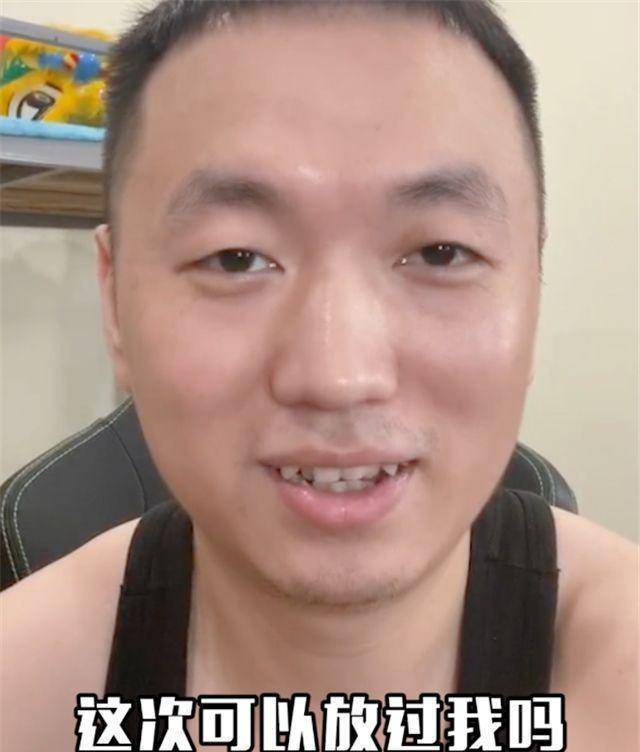 这个网红名字叫做"药水哥",他一向的风格是非常搞笑的,而且还非常的敢