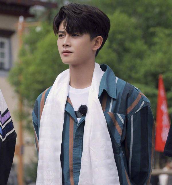 原创私生闯进任嘉伦车内到处炫耀感到骄傲剧组为安全管理不当道歉