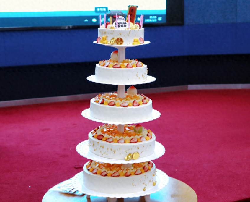 切蛋糕唱生日歌温馨又热闹氛围感拉满