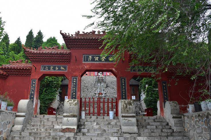如果大家夏天前来,还能到此乘凉纳暑,因为圆融无碍禅寺地处于深山之中