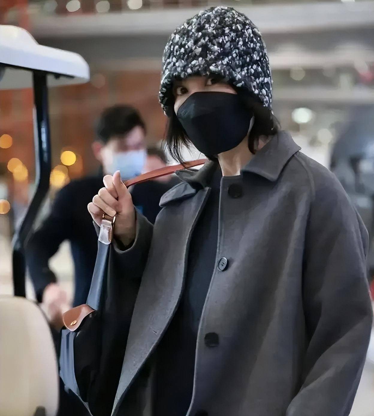 王菲用拳头捶男友撒娇,脖子上大疙瘩引热议_那英_北京机场_眼睛