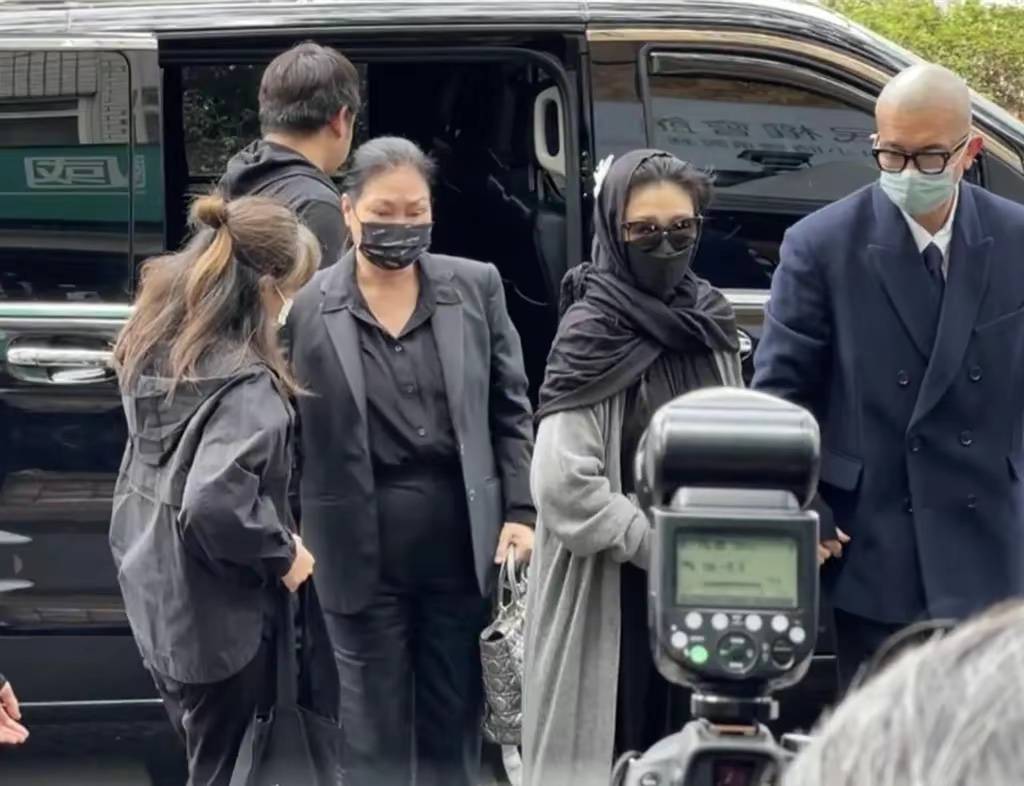 头巾包裹严实,具俊晔搀扶下车,透明黑纱裙引热议_穿着_媒体_身材