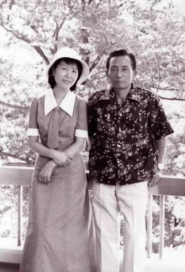 富家女执意嫁给大8岁的离异男,49岁为夫中弹身亡_陆英修_朴正熙_生活