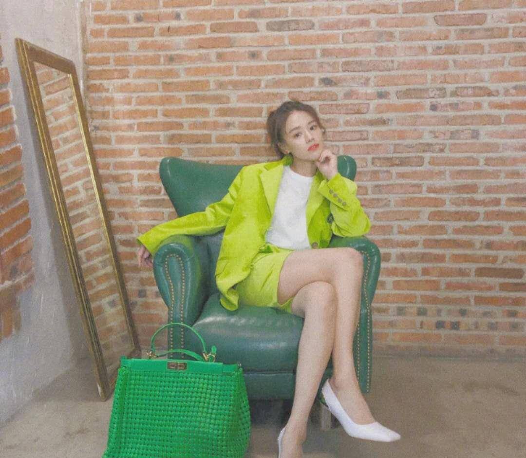 原创马思纯漂亮成功后穿毛线裙拍照美出新高度低头浅笑让人心动