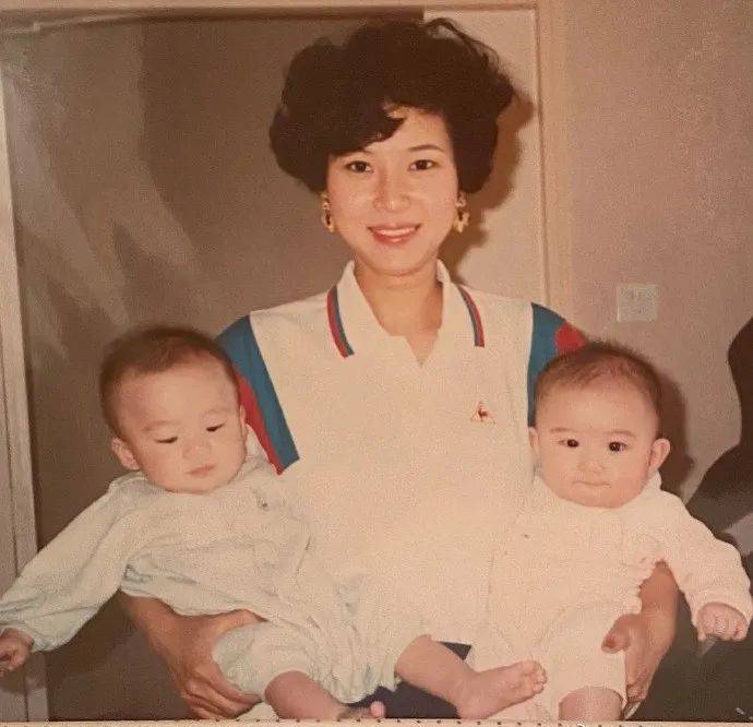 赌王三太陈婉珍70大寿近照,红光满面穿搭时髦,网友:富贵养人