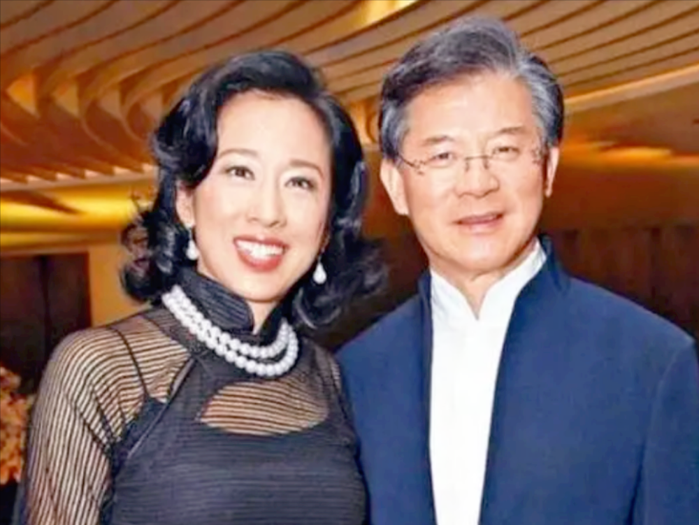 原创郭晶晶晒照为婆婆庆生63岁朱玲玲美丽得当婆媳同框像姐妹