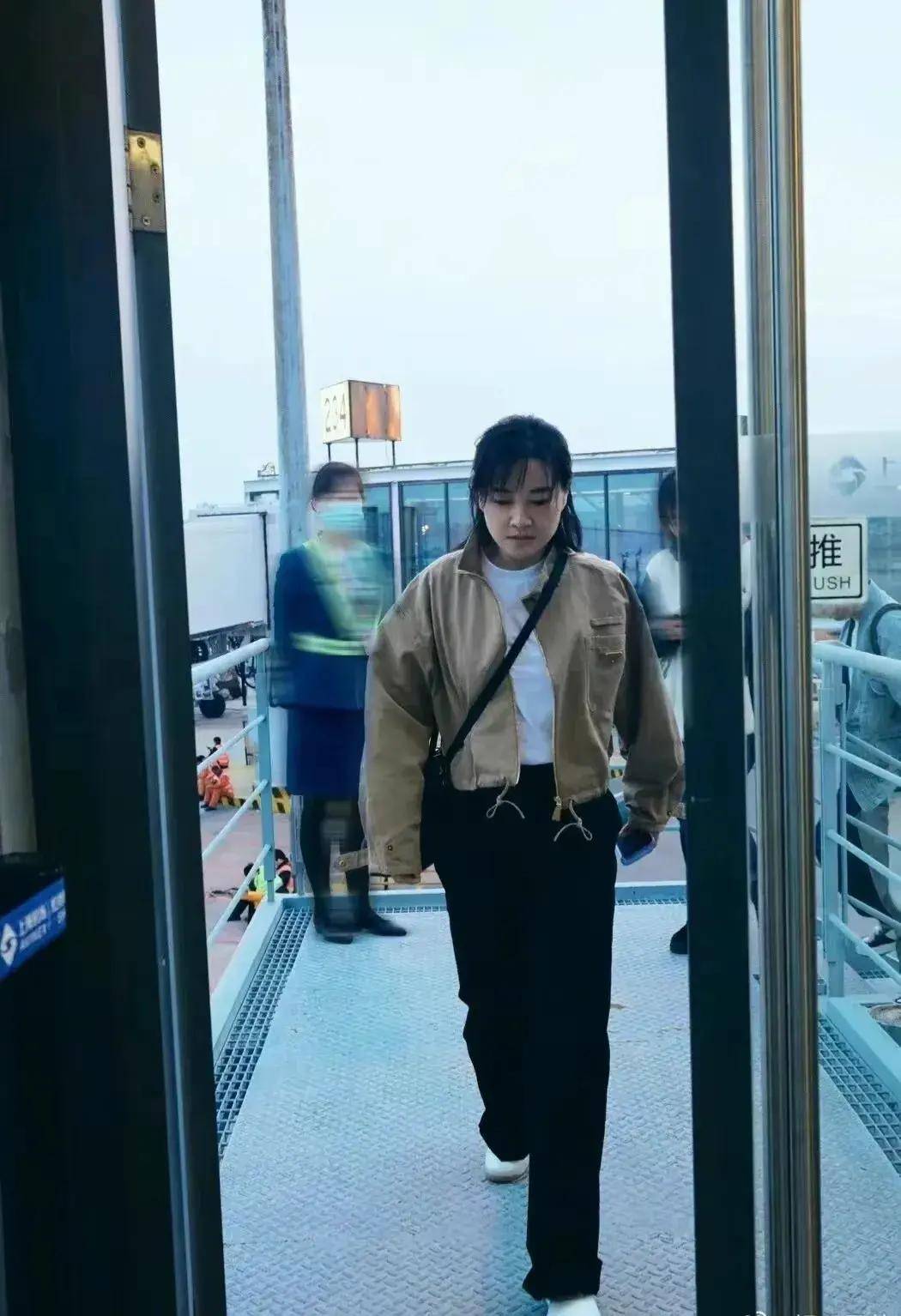 贾玲最新机场路透 半披发卡其色夹克676767造型 走路好有气场.