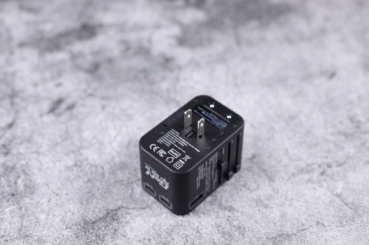 出国旅游充电不方便，那是你还没用威宝100国通用旅行转插头