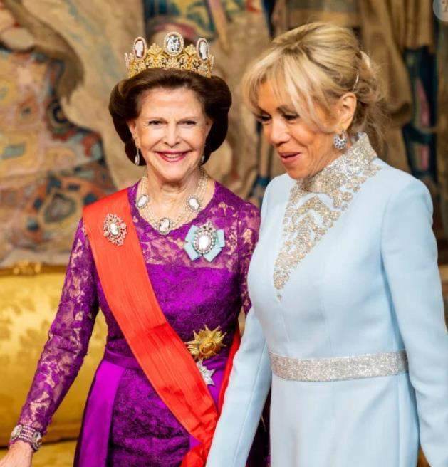 马克龙一袭燕尾服看起来很帅,在晚宴上高调致辞,跟布丽吉特真是郎才女