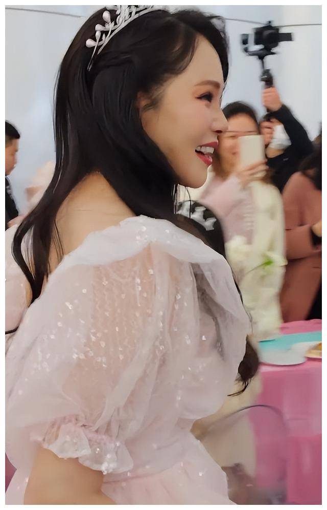 伊能静56岁办公主风派对,身着粉色泡泡裙戴皇冠,引发热议.