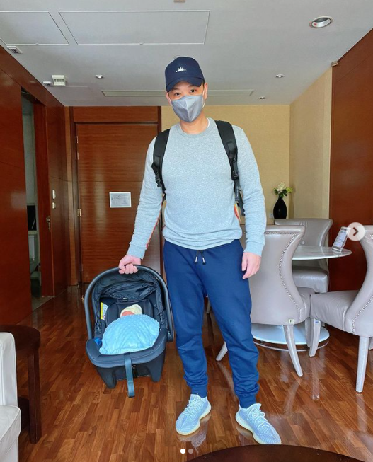 胡杏儿老公晒奕霆仔超萌吃芒果照,三度当爸没有厚此薄彼_李乘德_大