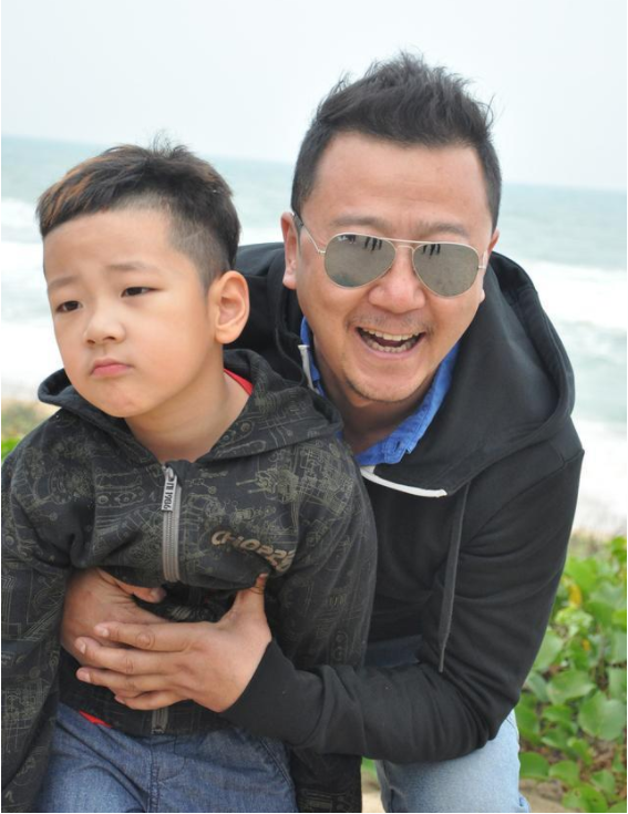 原创郭涛与儿子罕曝合照石头13岁比父亲高却遭网友调侃像爷孙俩