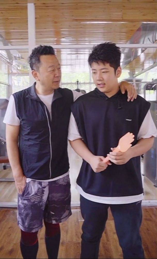 原创郭涛与儿子罕曝合照石头13岁比父亲高却遭网友调侃像爷孙俩
