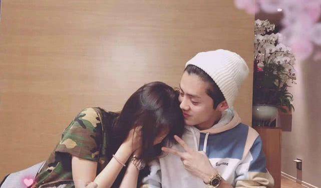 关晓彤高调晒情侣装疑似回应,霸气回怼:身边很多柠檬精_理智_关少