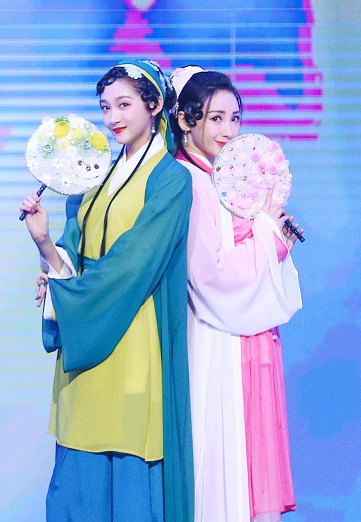 《王牌》关晓彤柳岩cos"青蛇白蛇",才知瓜子脸有多适合古装_白色_气质