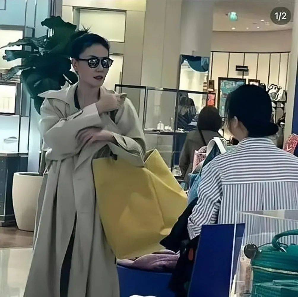 在街头偶遇王菲,普通羽绒服又土又俗,却被她穿的好高级,一点不像55岁