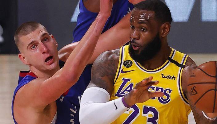 库里目前35岁,生涯常规赛总得分篮板助攻为23254分4425篮板6022助攻