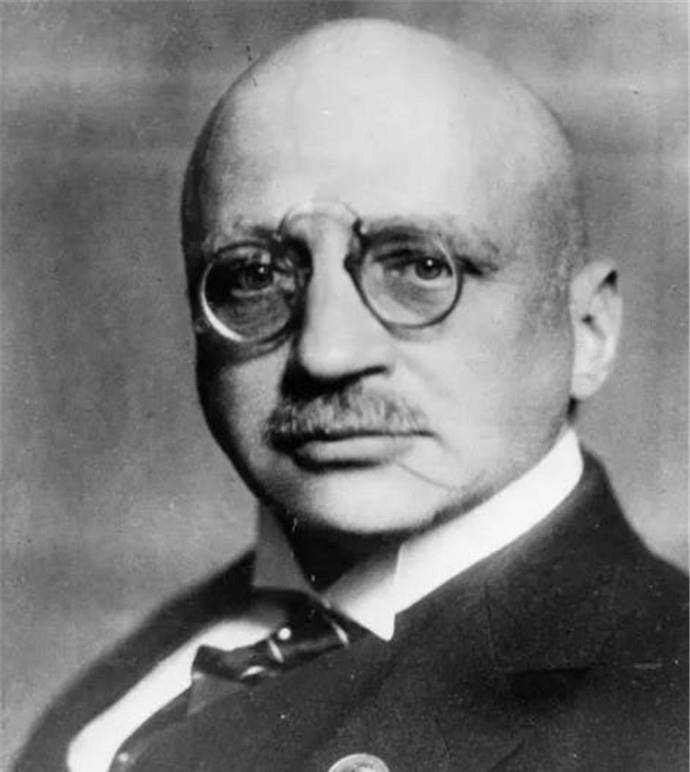 成为"天使"1889年,哈伯于服兵役期间遇见了克拉拉·伊梅瓦尔.