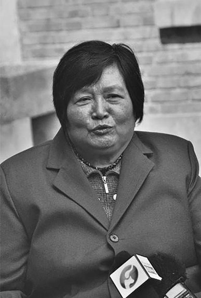 焦守凤,在酱菜厂当工人,每天切辣椒,父亲焦裕禄陪着她上街卖辣椒_工作