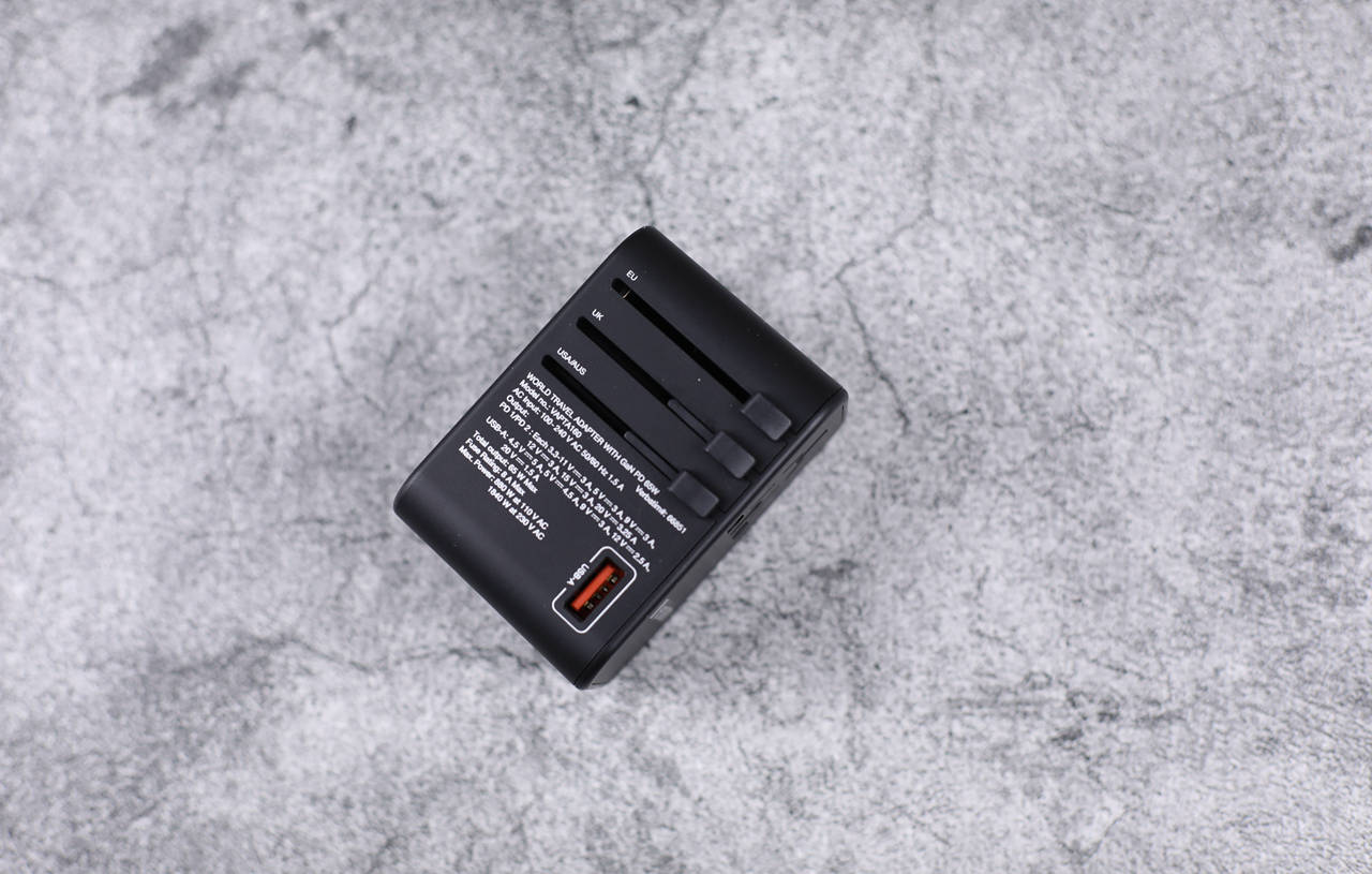 出国旅游充电不方便，那是你还没用威宝100国通用旅行转插头