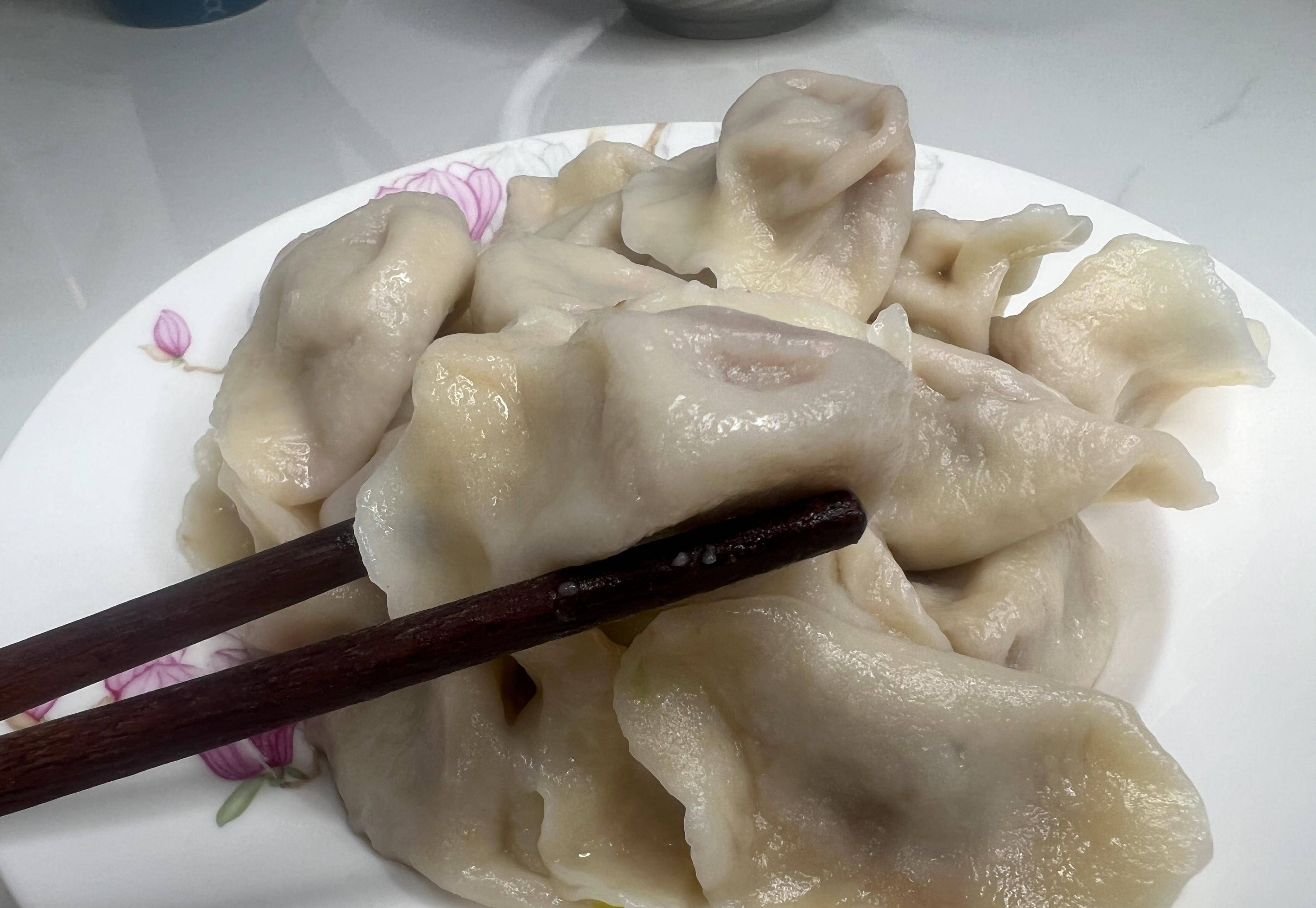 饺子是一种食物,据说是由古代张仲景发明的呢,是传统特色美食,尤其在