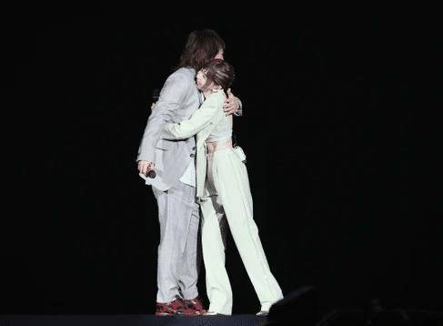 绯闻男友掏3800元捧场,被当面与伍佰抱抱_演唱会_蓝蔚文_好朋友