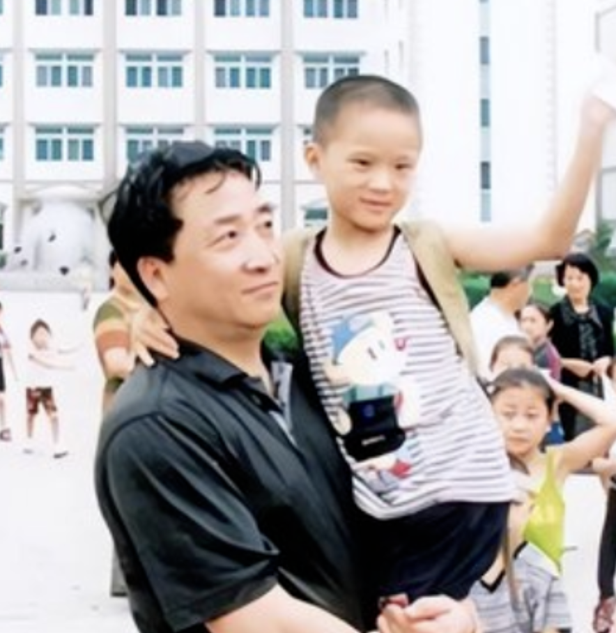 姜昆:我这辈子最正确的决定,就是不顾妻子反对收养了一个孤儿_姜珊