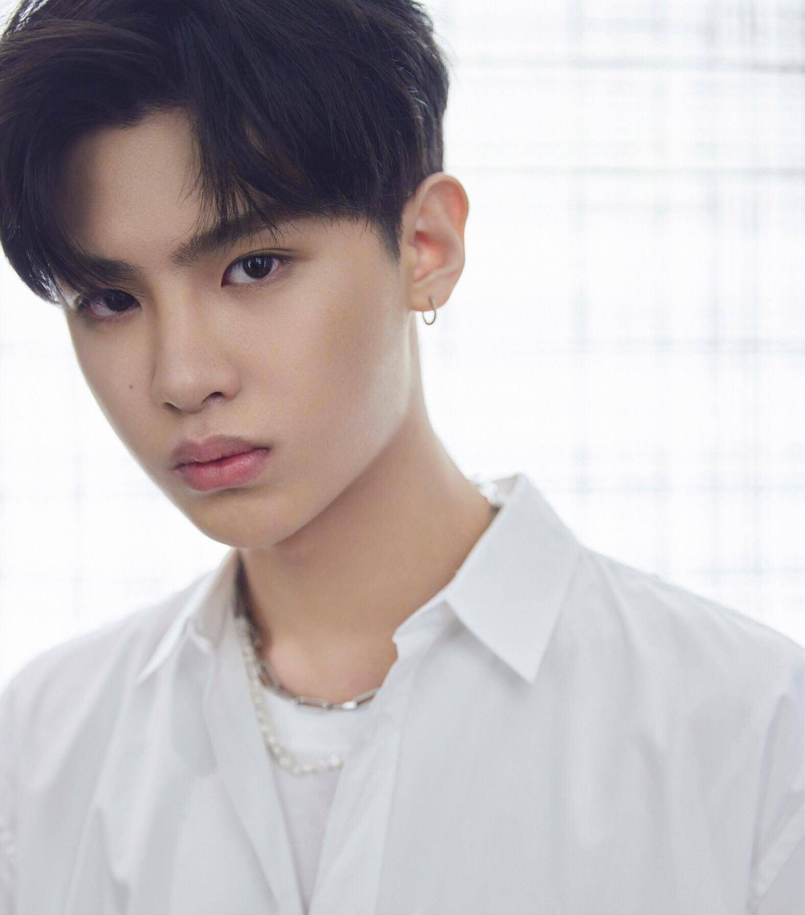 原创黄明昊地下车库帅照蔡徐坤氛围感大片出炉你有被谁帅到