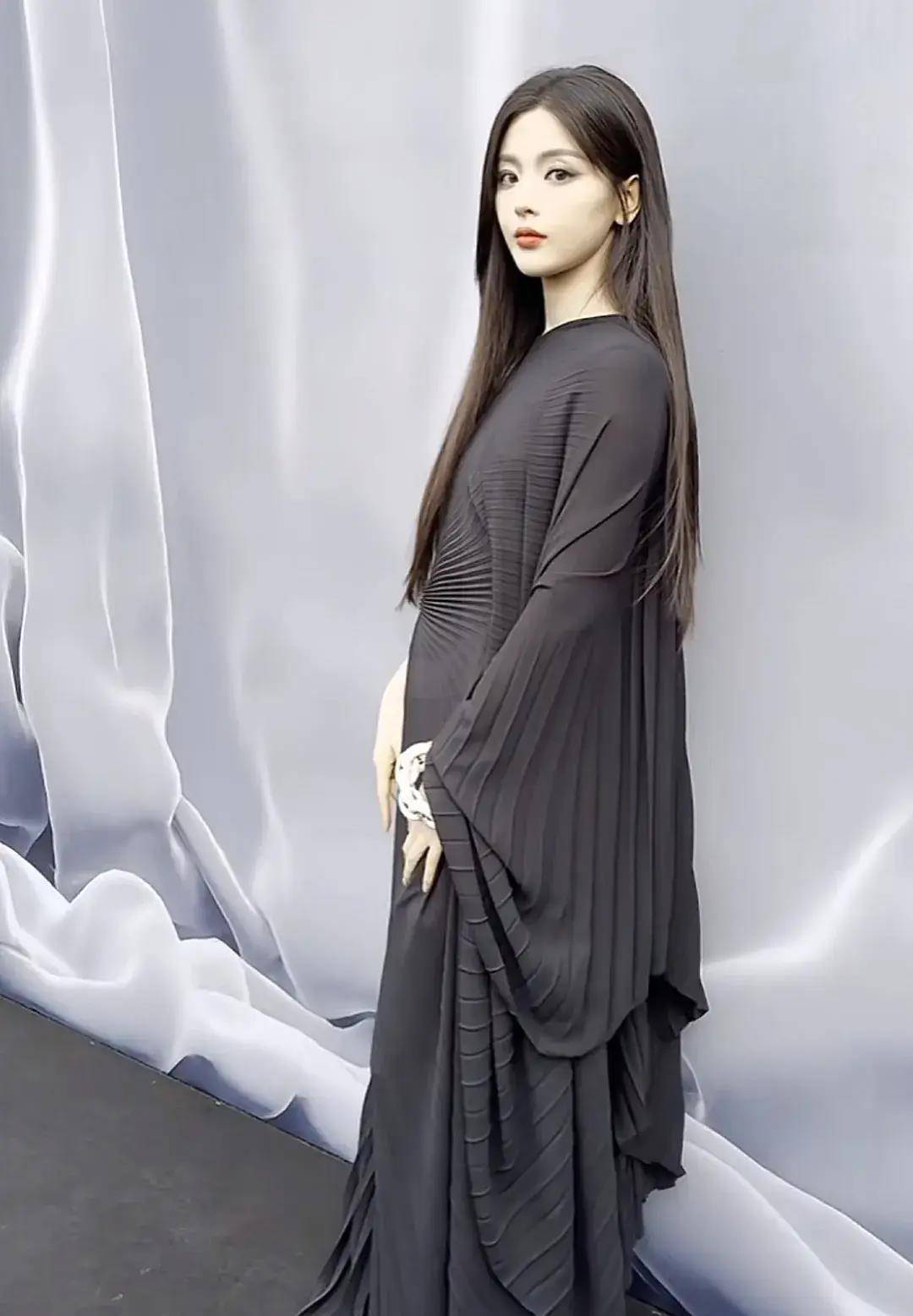 蔡依林穿高跟鞋走路不稳,手背上青筋突起,太瘦不到80斤_网友_回应